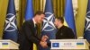 Tổng thư ký NATO Mark Rutte (trái) và Tổng thống Ukraine Volodymyr Zelenskyy bắt tay nhau trong cuộc họp báo tại Kyiv, Ukraine, ngày 3/10/2024.