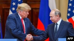 Tổng thống Hoa Kỳ Donald Trump (trái) và Tổng thống Nga Vladimir Putin bắt tay trước khi tham dự cuộc họp báo chung sau cuộc gặp tại Dinh Tổng thống ở Helsinki, ngày 16/7/ 2018.