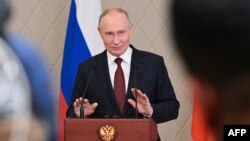 Trong bức ảnh do hãng thông tấn nhà nước Nga Sputnik công bố, Tổng thống Nga Vladimir Putin phát biểu với báo chí sau khi tham dự cuộc họp của Tổ chức Hiệp ước An ninh Tập thể (CSTO) tại Astana, Kazakhstan, vào ngày 28 tháng 11 năm 2024.
