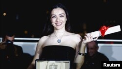 Merve Dizdar, 76'ncı Cannes Film Festivali'nde Nuri Bilge Ceylan'ın yönettiği Kuru Otlar Üstüne filmindeki rolüyle en iyi kadın oyuncu ödülüne layık görüldü.