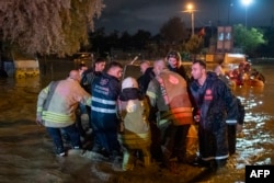 İstanbul'un bazı ilçelerinde yoğun yağış nedeniyle sel meydana geldi