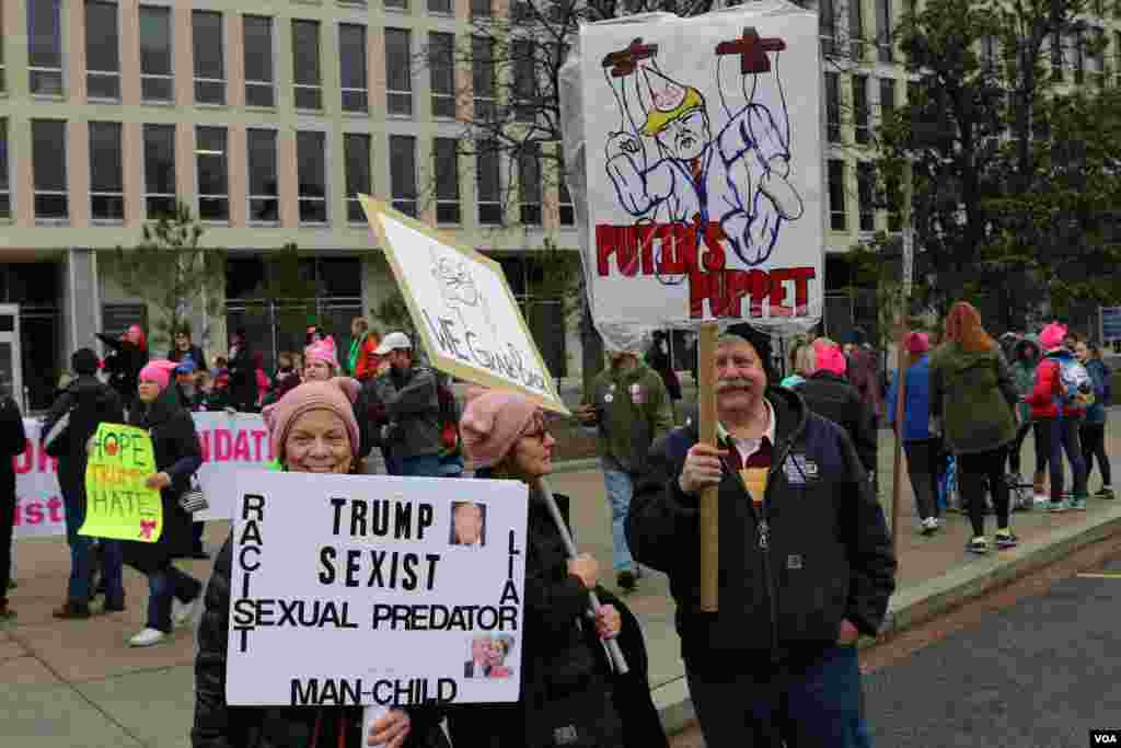 Protestocular Başkan Donald Trump&#39;ı protesto eden çeşitli pankartlar taşıyorlar