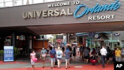 Foto Achiv: Touris rive nan Universal Studios nan Orlando, eta Florid, 3 Jyen 2020. 