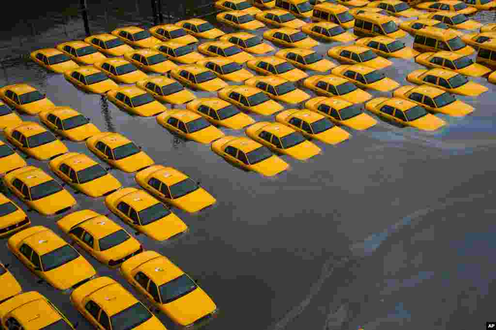 30/10/2012: Bãi đậu xe taxi ở gần thành phố New York bị ngập nước vì bão Sandy. (AP Photo/Charles Sykes, File.)