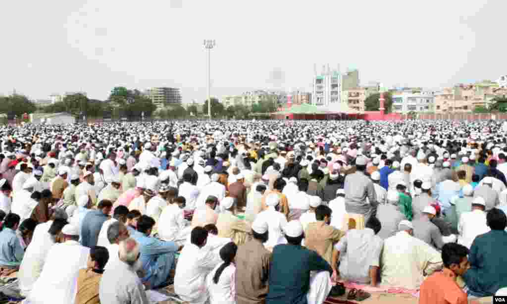 نماز عید کے دوران عید میں موجود نمازی خطبہ سنتے ہوئے