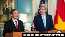 Đinh Thế Huynh và cưu ngoại trưởng Mỹ, John Kerry, trong cuộc họp báo tại D.C. hồi tháng 10, 2016. [State Department photo/ Public Domain]