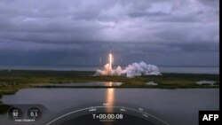 Une fusée de SpaceX envoie un nombre record de satellites dans l'espace