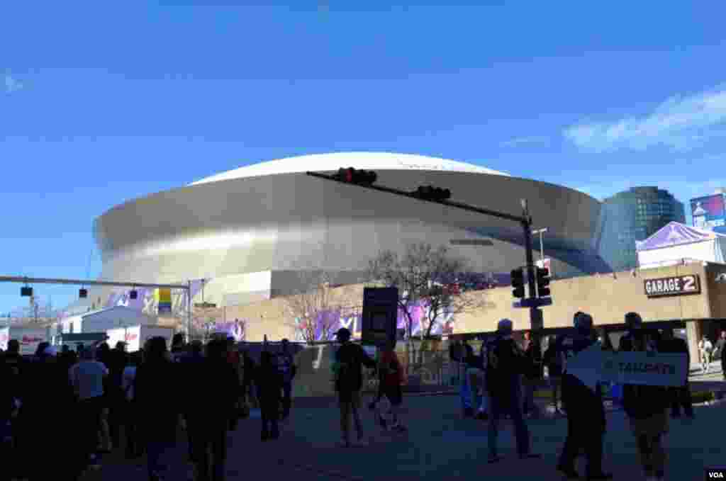 Fans file into the Superdome ahead of Super Bowl 47 in New Orleans, February 3, 2013. (VOA / J. Stevenson)