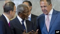 Ðặc sứ quốc tế Kofi Annan (giữa), Tổng thư ký LHQ Ban Ki-moon (trái), và Ngoại trưởng Nga Sergei Lavrov nói chuyện trước hội nghị về Syria tại Geneva, ngày 30 tháng 6, 2012 