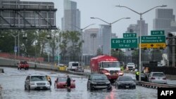 New York kentinde yoğun sağanak birçok metro istasyonunda sele neden oldu, metro ve otobüs seferleri iptal edildi.