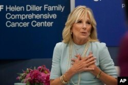 Jill Biden, California San Francisco Üniversitesi Helen Diller Aile Kanser Merkezi'nde doktorlar ve öğrencilerle biraraya geldi. 7 Ekim 2022.